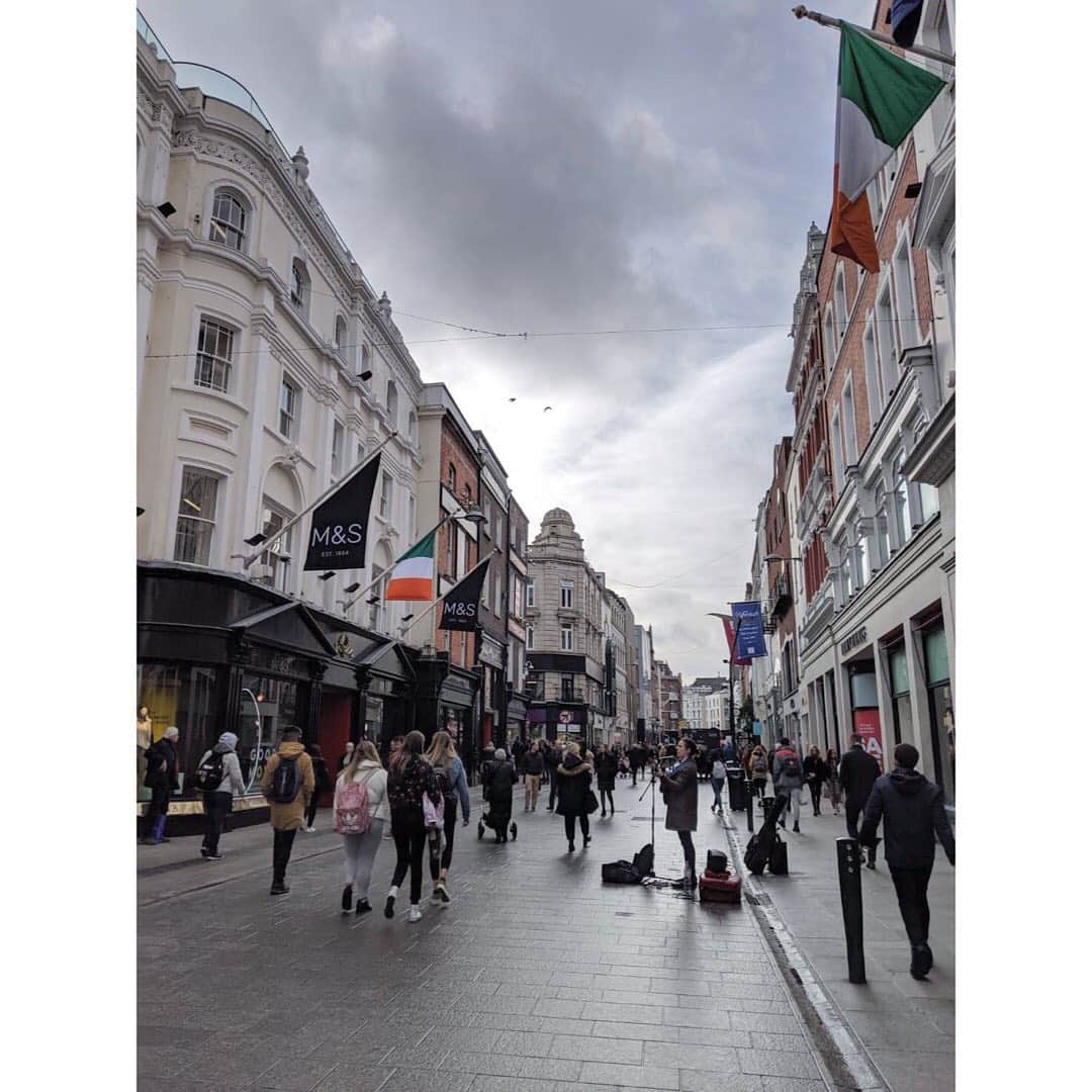 山崎紘菜さんのインスタグラム写真 - (山崎紘菜Instagram)「🇮🇪 ここもONCEのロケ地！！！ 嬉しい嬉しいっ！！！😳❤️ #ireland🍀  #Dublin #ONCE #バトラーズチョコも買ったよ」2月1日 7時19分 - hirona_yamazaki