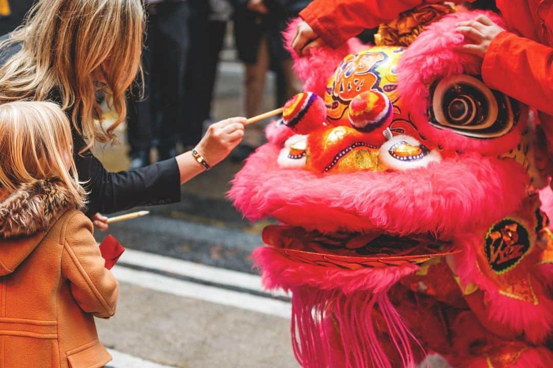 The Peninsula New Yorkさんのインスタグラム写真 - (The Peninsula New YorkInstagram)「The Eye-Opening ceremony, precedes the Lion Dance. Tradition calls for the eyes to be painted for good luck and prosperity in the new year.  #15daysofChineseNewYear #YearoftheRat 📸 @photosalonhelga」2月1日 7時22分 - thepeninsulanyc