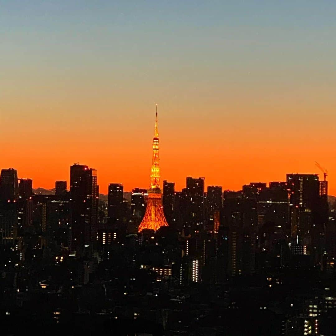 マキ・コニクソンさんのインスタグラム写真 - (マキ・コニクソンInstagram)「Good morning from Tokyo!! 日の出前の東京の空は幻想的でした！ みなさん！新型コロナウイルス感染症に気を付けようね！マスクして常に手を洗ってうがいをしましょう！メガネをかけるのも良いらしいよ。一人一人が意識して気を付ければ感染が最低限で抑えられるからね！ 今日も寒さやウイルスに負けずハッピーな 一日を過ごそうね！😊 素敵な週末を！🤗 #東京朝方のおすそ分け🤙🏼 #健康第一ですね！☝🏼」2月1日 7時29分 - makikonikson