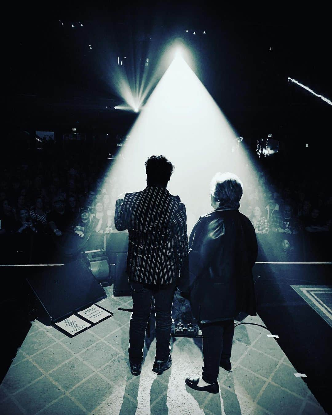 ジョニー・ガレッキさんのインスタグラム写真 - (ジョニー・ガレッキInstagram)「Momma & I introducing #unlikelypal @randyhouser at the Fonda Theatre last night. Amazing show, as always, fellas. XO.」2月1日 7時32分 - sanctionedjohnnygalecki