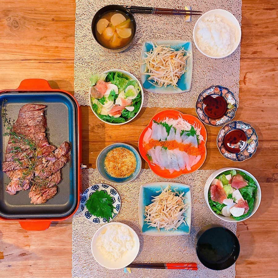 長谷川朋美さんのインスタグラム写真 - (長谷川朋美Instagram)「最近の#お家ごはん ダイジェスト。 パパ👨ちゃんが#お肉食べたい と言うこと多いので、お肉を美味しく食べられるように、＃ホットプレート や#スキレット で保温して食べる直前まで温かく、美味しく❤️ ・ 我が家の#魚料理 は大体パパ👨ちゃんが釣ってきたものです🎣 ・ 明日から#ハワイ →#アラスカ なんでしばらくお家ごはんはお休みです🏠 ・ #ヘルシーごはん #栄養たっぷり #愛情たっぷり #family #hayamalife #葉山ライフ #自給自足」2月1日 7時38分 - hasegawa.elena.tomomi