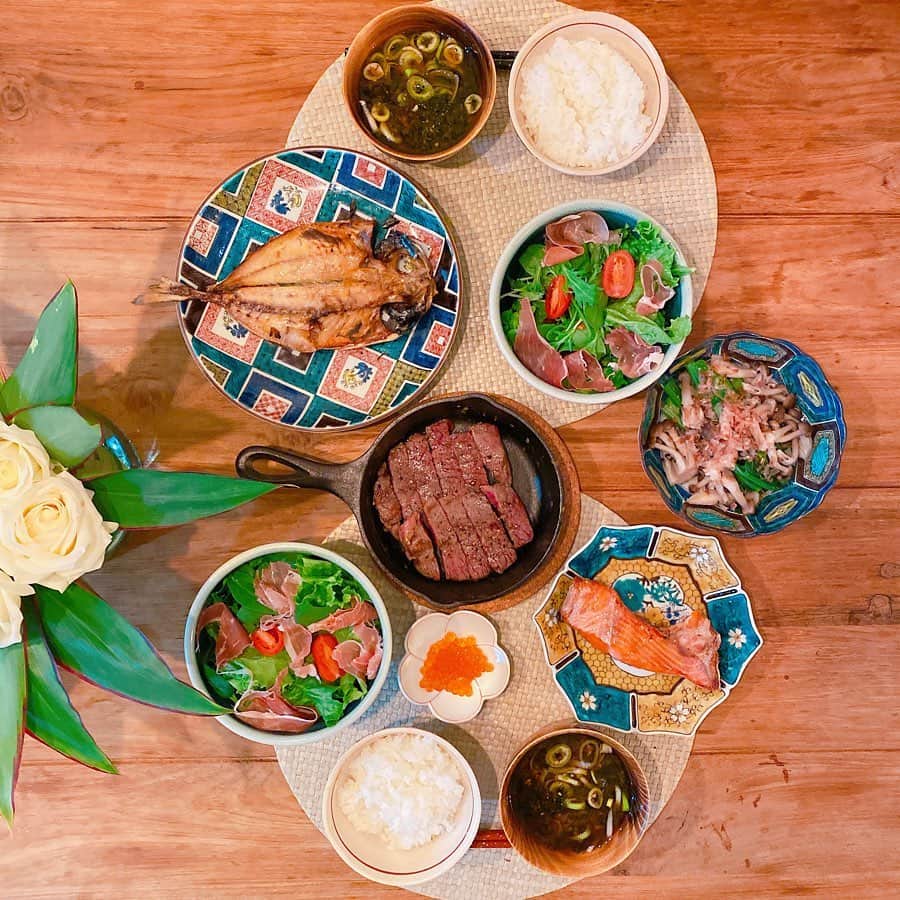 長谷川朋美さんのインスタグラム写真 - (長谷川朋美Instagram)「最近の#お家ごはん ダイジェスト。 パパ👨ちゃんが#お肉食べたい と言うこと多いので、お肉を美味しく食べられるように、＃ホットプレート や#スキレット で保温して食べる直前まで温かく、美味しく❤️ ・ 我が家の#魚料理 は大体パパ👨ちゃんが釣ってきたものです🎣 ・ 明日から#ハワイ →#アラスカ なんでしばらくお家ごはんはお休みです🏠 ・ #ヘルシーごはん #栄養たっぷり #愛情たっぷり #family #hayamalife #葉山ライフ #自給自足」2月1日 7時38分 - hasegawa.elena.tomomi