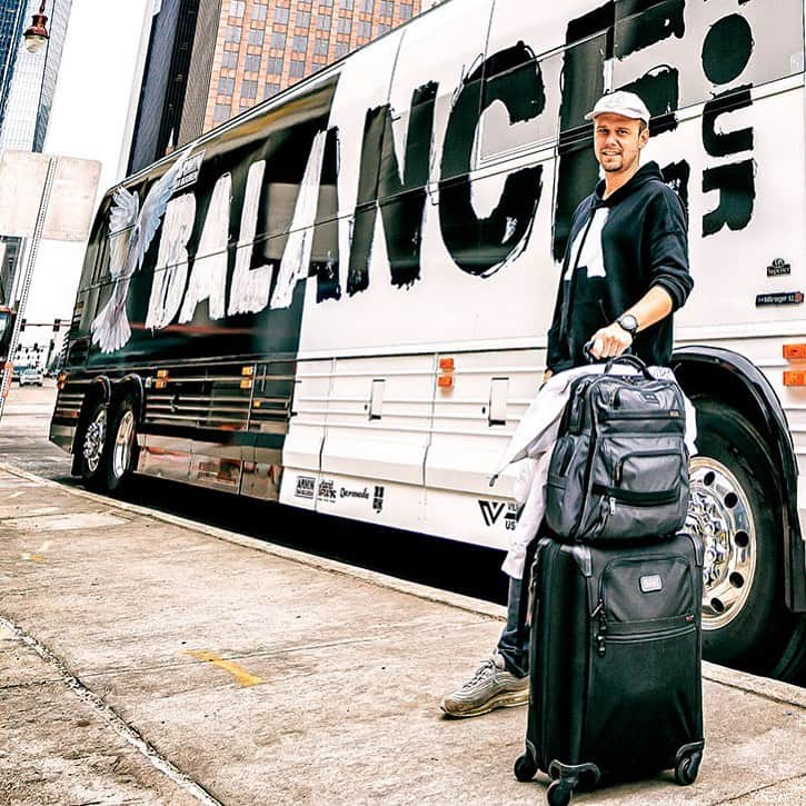 Armin Van Buurenさんのインスタグラム写真 - (Armin Van BuurenInstagram)「Traveling in style 🚎💨 #tourlife #arminxbalance」2月1日 7時46分 - arminvanbuuren