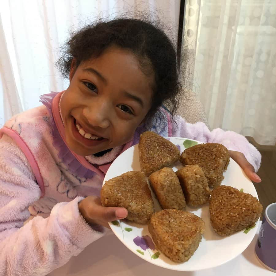 ミーミのインスタグラム：「今日の朝ごはんは焼きおにぎりだよ〜✨今日は遊びまくる‼️宿題は明日やろ〜‼️ たくさん休んでた時の分、宿題溜まってるけど😅 #ミーミちゃんねる #ミーミママ #kidsユーチューバーママの日常 #焼きおにぎり #朝ごはん #ミーミ」