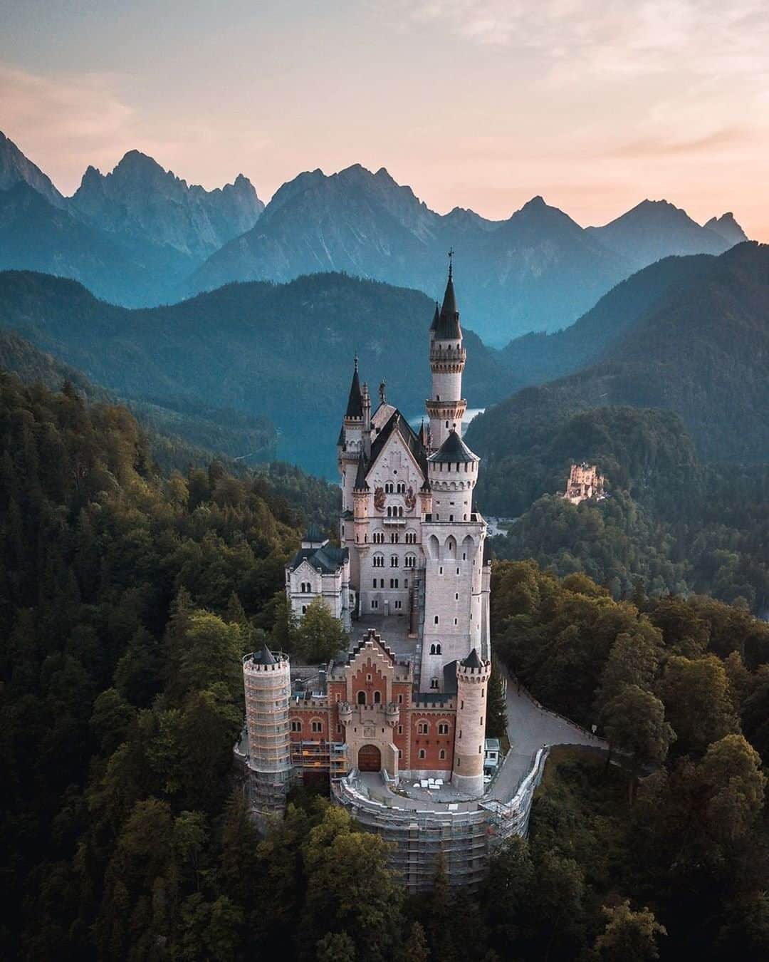 Travel + Leisureさんのインスタグラム写真 - (Travel + LeisureInstagram)「Neuschwanstein Castle is an unmistakably grand silhouette that shines like a crown amid the somber Bavarian Alps. Get our list of the best castles to see in Germany at the link in bio. #tlpicks courtesy of @tom_juenemann」2月1日 8時15分 - travelandleisure