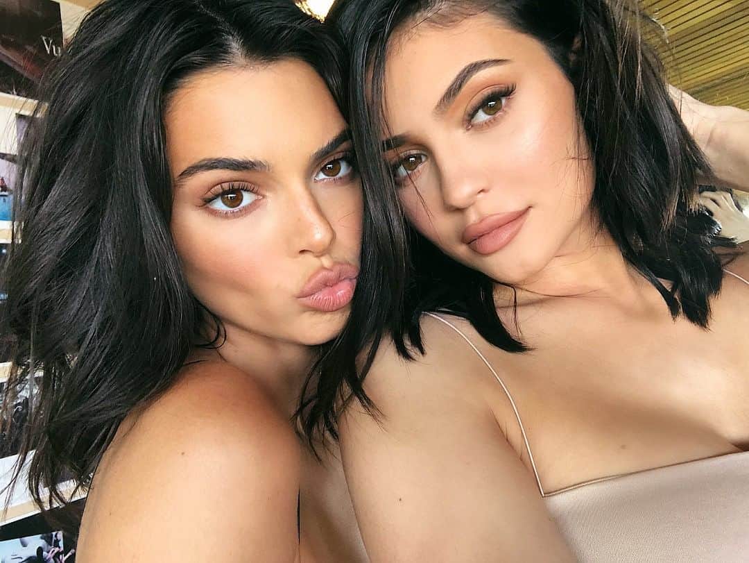 Teen Vogueさんのインスタグラム写真 - (Teen VogueInstagram)「Kendall and Kylie Jenner are (finally) collaborating on a makeup line! ✨ Find out why it took so long to happen at the link in bio.」2月1日 8時20分 - teenvogue