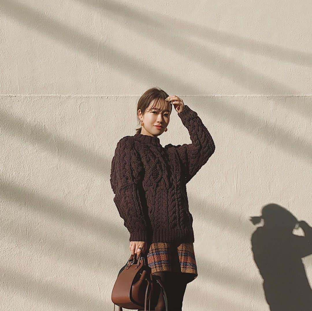 猪鼻ちひろのインスタグラム：「. 🤎🌰🎻🏈🍪🐿🧳🐻🍂🍩🤎 Hello February♡ もうアウター着たくないなぁなんておもう今日この頃。 2月生まれだからかなんだか特別な月でもあります。 昔みたいにワクワク楽しみでもないけれど笑 明るく楽しく元気よく！駆け抜けよう☺︎ earring and ring @from_chiro  knit @casa_fline  skirt @emmelrefines  bag @loewe  #ちひろのお洋服 #ブラウンコーデ」
