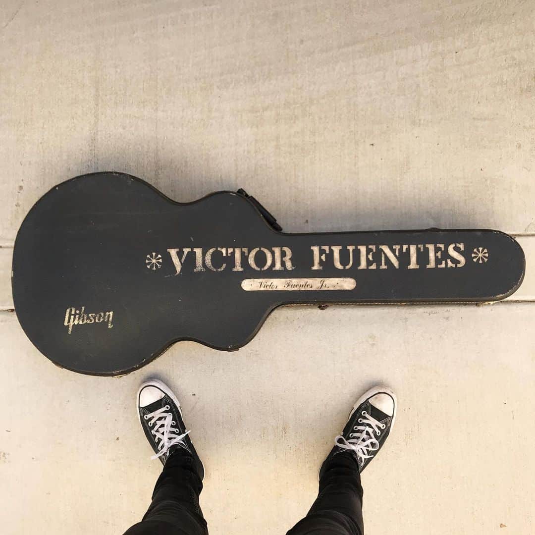 ヴィック・フエンテスのインスタグラム：「Back to Seattle to finish writing the PTV record. This is my Dad’s case from the early 80’s. Should bring me some good luck 🤘」