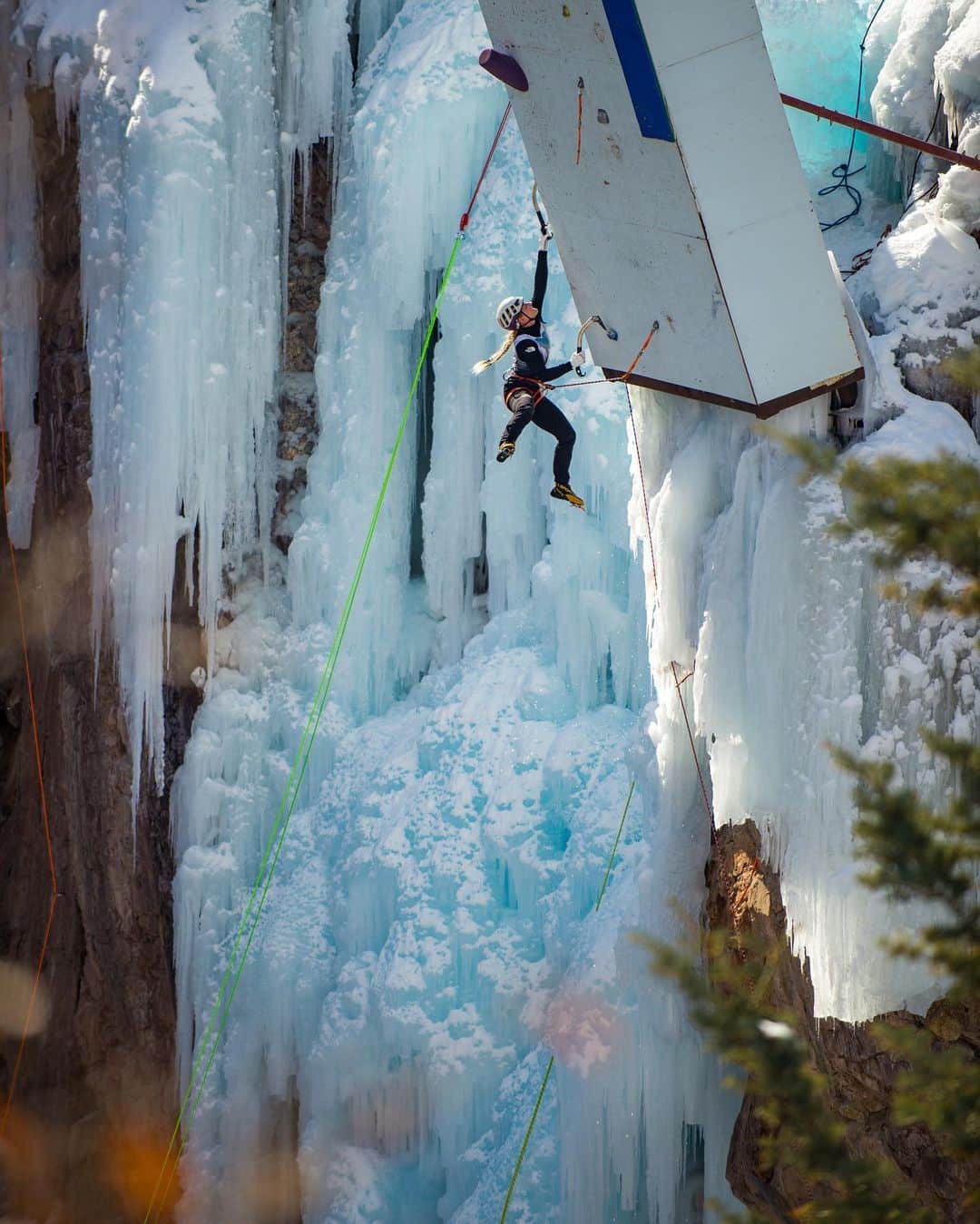 エミリー・ハリントンのインスタグラム：「Ouray & Outdoor Retailer 😊🙏Thanks Colorado that’s a wrap 👋💕 We did all the things 🧊🧗🏼‍♀️🥃🍪 // 📸 @andrewbt from the #ourayicefestival last weekend 💥 // @thenorthface @petzl_official @lasportivana」