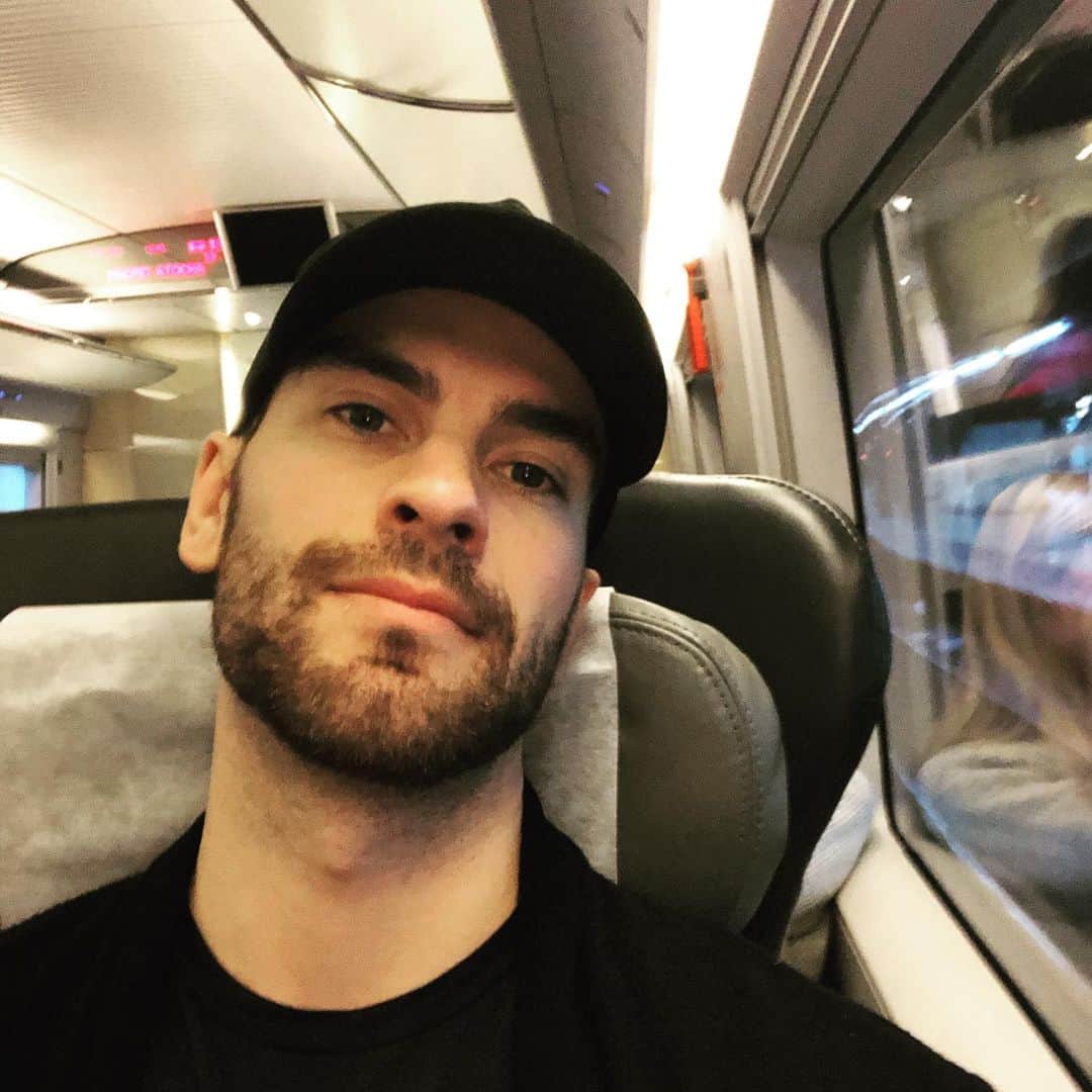 エリック・ラドフォードのインスタグラム：「Anybody else like traveling by train? #relaxing #travel #solitude #trainer」