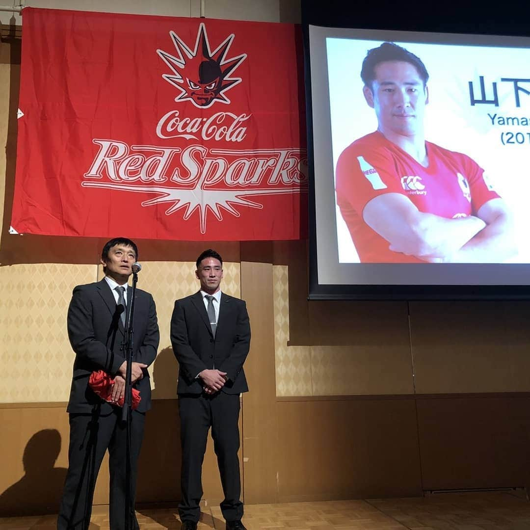 山下昂大のインスタグラム：「沢山の応援ありがとうございました！！ 小一から始めたラグビープレーヤー生活を引退することとなりました。 帆柱で9年 東福岡高校で3年 早稲田大学で4年 レッドスパークスで8年 24年間のラグビーを中心とした生活の中でたくさんの人に支えられ、たくさんの方に応援していただきました。 きつい時、下を向きかけた時それが支えになったし励みになりました。 本当にありがとうございました！！ 一晩寝たらそれなりに気持ちの整理が出来るかなと思っでしたが、この文を作りながら色んな気持ちが溢れて涙をポロポロ零しながら打ち込んでいます。(笑) 口うるさくて厳しくて、先輩にとってもこうはいにとっても目の上のタンコブだったと思います。それでも俺はみんなとラグビー出来て楽しかったし幸せでした！みんなありがとう！！ 現役引退の最後の2ヶ月をアキレス腱断裂によりチームから離れ、1人病院で過ごしたのは悔しかったですが、幸せなラグビープレーヤー人生でした！ 言いたいことはまだまだありますがもしお会いすることがあれば個人的にお礼を言わせてください。 また大きな挑戦を沢山していきますのでこれからも山下昂大をよろしくお願いします！！！！！！！！ #redsparks #cocacola #rugby #retire#24years#感謝#bigappreciation」