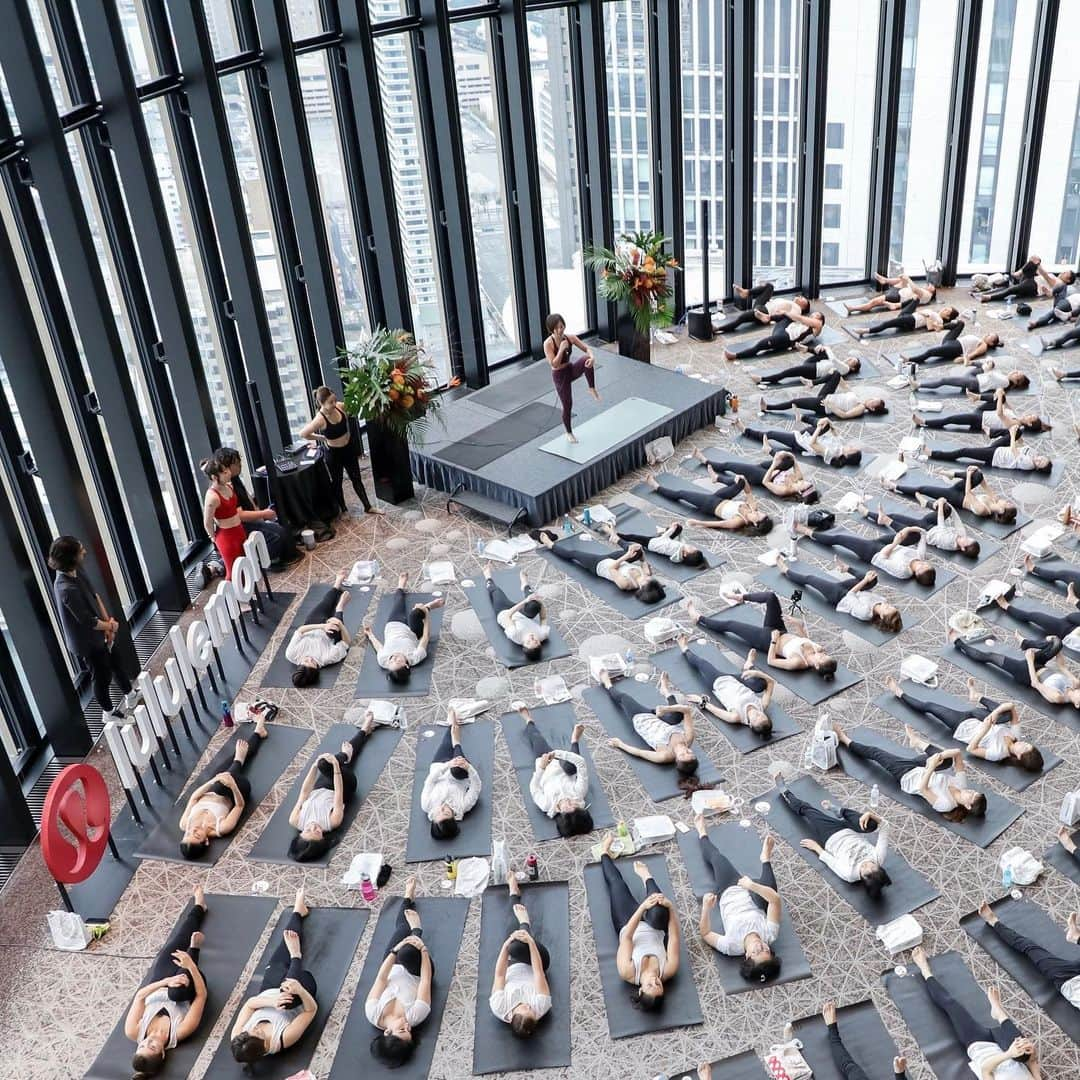 lululemonさんのインスタグラム写真 - (lululemonInstagram)「Savasana can happen just about anywhere–even up in the air. Pictured: a sky yoga event hosted by @lululemonjp.  What's the wildest place you've ever hit the mat? 📸: @satoru_photography」2月1日 9時04分 - lululemon