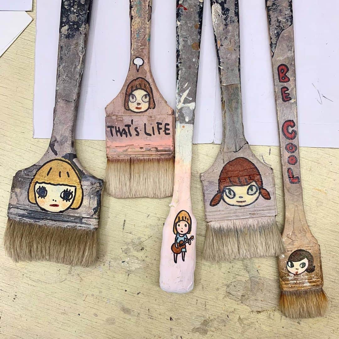 奈良美智のインスタグラム：「collaboration with my used brushes.  and idea sketches for bloodthirsty butchers tribute T in 2018.」