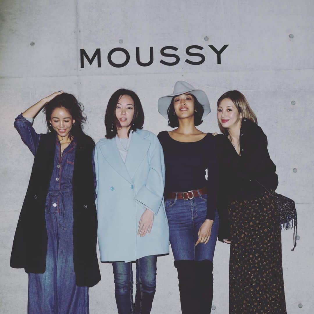 大桑マイミのインスタグラム：「MOUSSY 20th Anniversary Exhibition ❣️❣️😊へ。  ２０代前半のころからmoussyのデニムを愛用。20年…ですか👖おめでとうございます。 20周年スタートに素晴らしいコレクションお目にかかりました。 あのころdenimサイズは、24インチ 今は26インチ　2インチあがったけど、ＭＯＵＳＳＹのデニム　はいたとき本当に綺麗なんだな〜 #moussy #20 #Brigadoon  Live」