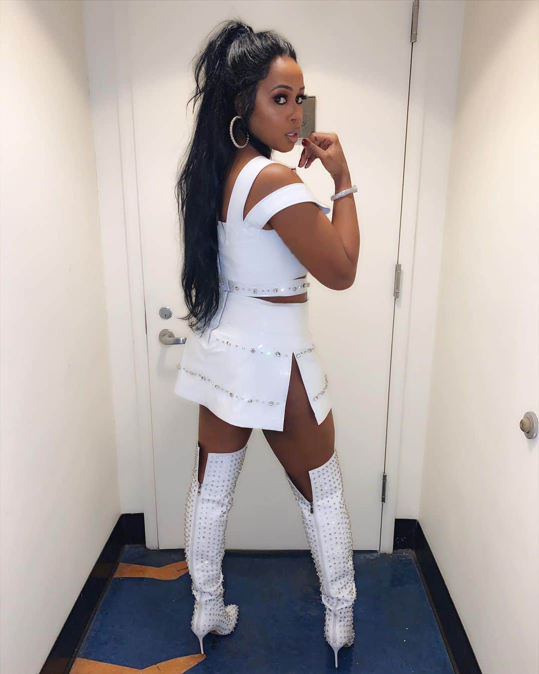 レミー・マーさんのインスタグラム写真 - (レミー・マーInstagram)「Godly🥛 Custom @KarenSabagOfficial romper made in 48 hours 💋 Custom @DanielsLeather coat made in 5 days💋 @IAmJenniferLe boots had for over a year but couldn’t fit them with my ankle monitor 😏💋 #RemyMa #WhenYouHaveFriendsThatMakeClothes🔥🔥🔥」2月1日 9時26分 - remyma