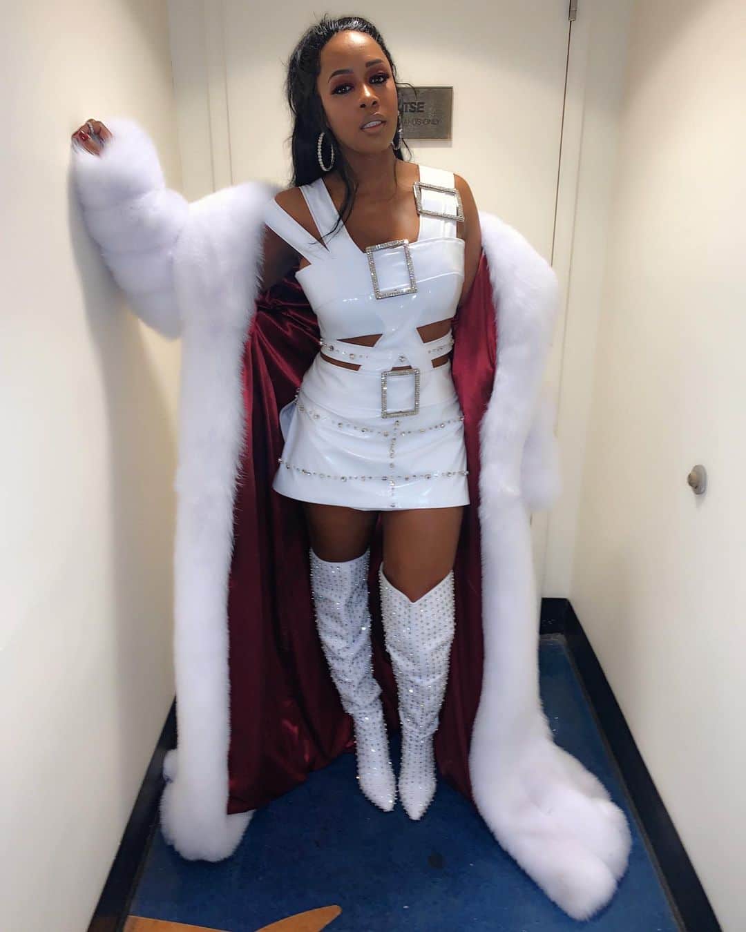 レミー・マーさんのインスタグラム写真 - (レミー・マーInstagram)「Godly🥛 Custom @KarenSabagOfficial romper made in 48 hours 💋 Custom @DanielsLeather coat made in 5 days💋 @IAmJenniferLe boots had for over a year but couldn’t fit them with my ankle monitor 😏💋 #RemyMa #WhenYouHaveFriendsThatMakeClothes🔥🔥🔥」2月1日 9時26分 - remyma