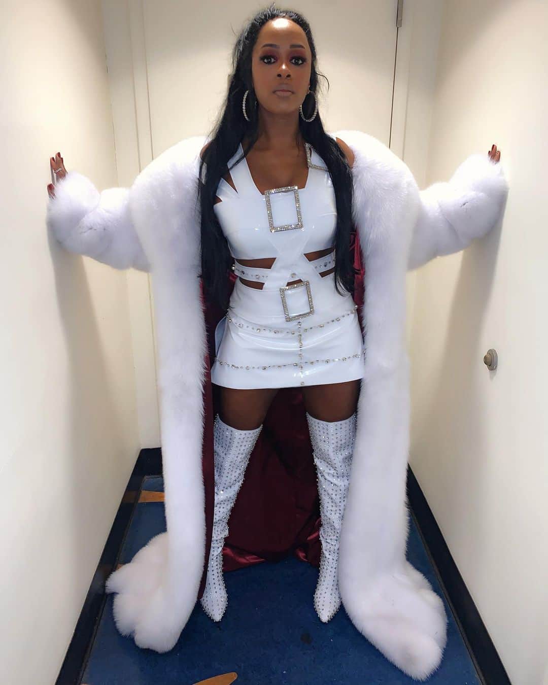 レミー・マーのインスタグラム：「Godly🥛 Custom @KarenSabagOfficial romper made in 48 hours 💋 Custom @DanielsLeather coat made in 5 days💋 @IAmJenniferLe boots had for over a year but couldn’t fit them with my ankle monitor 😏💋 #RemyMa #WhenYouHaveFriendsThatMakeClothes🔥🔥🔥」