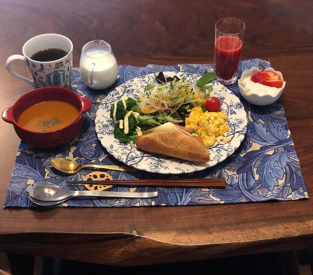 月央和沙さんのインスタグラム写真 - (月央和沙Instagram)「うちの朝ごはん👆🏻✨ . 大好きな先輩から教えて頂いた サラダが身体にも良くてとっても美味しい👆🏻🍀 . #記録 #朝ごはん #健康第一 #褒められると #調子にのるタイプです」2月1日 9時20分 - kazusa_tsukio