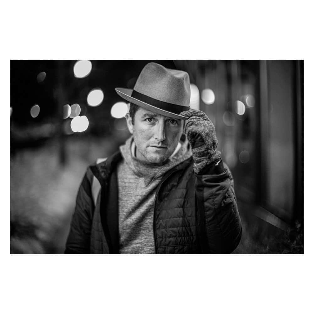 Pete Halvorsenのインスタグラム：「🎩Tip of the hat to a great week in Aspen w/ the #LEICAxAether crew.  Currently back home in 75 degree (23 c) Manhattan Beach but looking forward to sharing a few stories and images from this week's chilly adventures.  Merci Mathieu for my "winter" profile photo. . 📸 @candytman Shot on #leicam10monochrom w/ 50mm noctilux @leicacamerausa @aetherapparel」