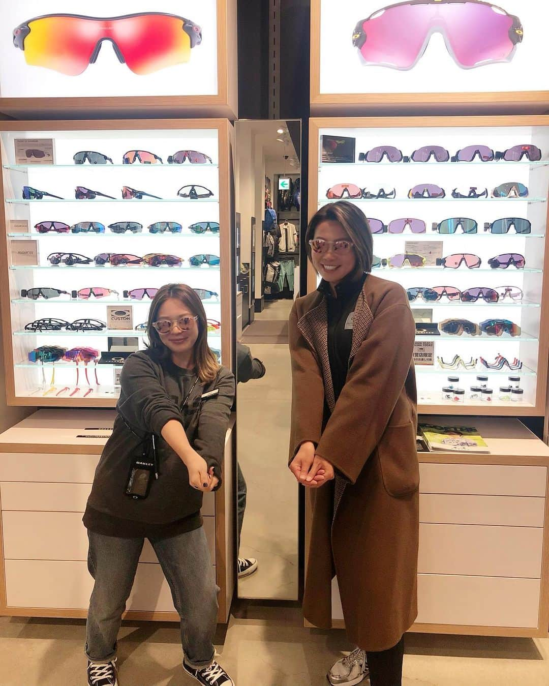 浦田景子のインスタグラム：「お世話になっているOAKLEY🕶原ちゃん。 ららぽーと平塚店から本社へ異動すると聞いてご挨拶へ💐 本社でも頑張ってね！ @aska_hara  #oakley」