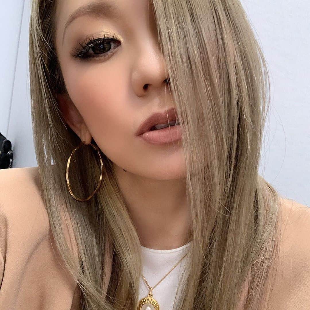 のインスタグラム：「いよいよ本日はツアー大阪公演！﻿ ﻿ そして、﻿ 石川佳純ちゃん(@kasumi.ishikawa_official )を応援する番組、﻿ 山口朝日放送「TOKYO2020へ！石川佳純 絶対応援宣言！！」のインタビューを受けさせていただきました！！！﻿ いやーかっこいーよねー。﻿ ﻿ と、思いの丈は番組で話させていただいてます！！﻿ ﻿ 是非みなさんも、観てそして、応援しましょー！！！﻿ ﻿ ＜オンエア情報＞﻿ ・番組：山口朝日放送「TOKYO2020へ！石川佳純 絶対応援宣言！！」﻿ ・日時：2020年2月10日(月)よる7時～﻿ ﻿ この日のメイクは、温かい気持ちといーますか、ベージュ気分だったので、気持ちリップの色も濃い目に仕上げてみましたー！！珍しめ﻿ ﻿ 山口県よりわざわざインタビューに来てくださってありがとうございました！！！﻿ ﻿ #山口県 #山口朝日放送 #アナウンサー #田中亨 さん #石川佳純 ちゃん #東京五輪 #オリンピック #2020 #卓球 #TOKYO2020 #athlete #sports #tabletennis #kodakumi #倖田來未」
