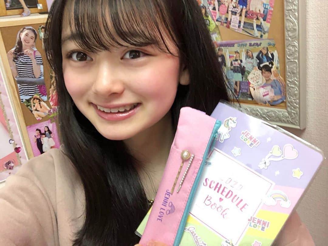 ニコ☆プチのインスタグラム：「💟 #プチモのふろくの使い方 💟﻿ ﻿ ﻿ ﻿ 23人目は、ユナ！！！　﻿ ﻿ 🎮ユナより🎮﻿ ﻿  ニコ☆プチ2月号の付録はJenni Loveの 可愛いスケジュール帳とペンケースだよ💕﻿ みんなはもう使ってくれてるかな?🙄﻿ ﻿ ゆなは、今年の目標や今月の目標などを書いたり スタンプやシールを貼ってデコって使ってるよ(*´ `)♡﻿ 後ろのページには去年アキとデートした時に撮った プリクラやお友達、お姉ちゃんとのプリを貼ってみたよ💕 これからいっぱい貼っていこうと思ってるよ✩.*˚ プチモのみんなともたくさんプリ撮りたいな✨✨﻿ ﻿ みんなもかわいく使ってみてね～💕﻿ ﻿ ﻿ ﻿ ﻿ #ニコプチ　#ニコプチふろく　#ユナ﻿ #プチモ　#ジェニィラブ　#スケジュール帳﻿ #ペンケース　#スケジュール帳の使い方﻿ #手帳タイム　#ニコプチふろくのある生活﻿ ﻿ ﻿」