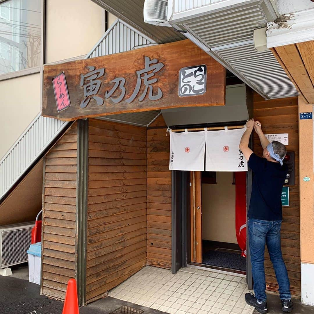 Sayaka.Mさんのインスタグラム写真 - (Sayaka.MInstagram)「. #curryramen #sapporo #ramen . . 昨日は子供達との食事でなかったので、 未就学児お断りの店 #寅乃虎 さんへ . スパイシーなカレーラーメンで 人気を集めているお店で よく前を通りかかり行列を確認していました😌✨ . 中はカウンターとテーブル2人がけの席のみなので、未就学児お断りもわかりますね。 . スープは 一乃虎(こってり)800円 二乃虎(あっさり)800円 が人気で、他には 白しょうゆ、味噌、塩があります . 辛さは ノーマル、中辛、特辛 激辛(激辛のみ+50円) . 私は一乃虎、激辛に ランチタイム11時から14時、 小ライスサービスの為ライスも🍚 . スパイシーな中に旨味が詰まっていて美味しい 辛みもしっかり💓 . youtubeには明日動画掲載 (毎日北海道グルメを配信中、リンクはプロフィール下に) . . #らーめん寅乃虎 011-561-7955 #北海道 #札幌市中央区 南5条西24丁目3-7 第17藤栄ビル 1F https://tabelog.com/hokkaido/A0101/A010105/1006987/ . =============== 私の食べ歩きの記録は Gourmet food information 제 외식기록 ↓↓↓ #sayaka動画 =============== .  #hokkaido #北海道  #北海道旅行  #札幌グルメ #さっぽろ #北海道グルメ #ラーメン女子 #ラーメン部 #らーめん #札幌ラーメン #拉麺 #札幌市 #札幌 #sapporo #sappororamen #ramen #麺スタグラム #hokkaidofood #ラーメン #japaneats#ichiryuan #라면 #일본라면 #拉面 #札幌ママ」2月1日 9時54分 - insta.sayaka