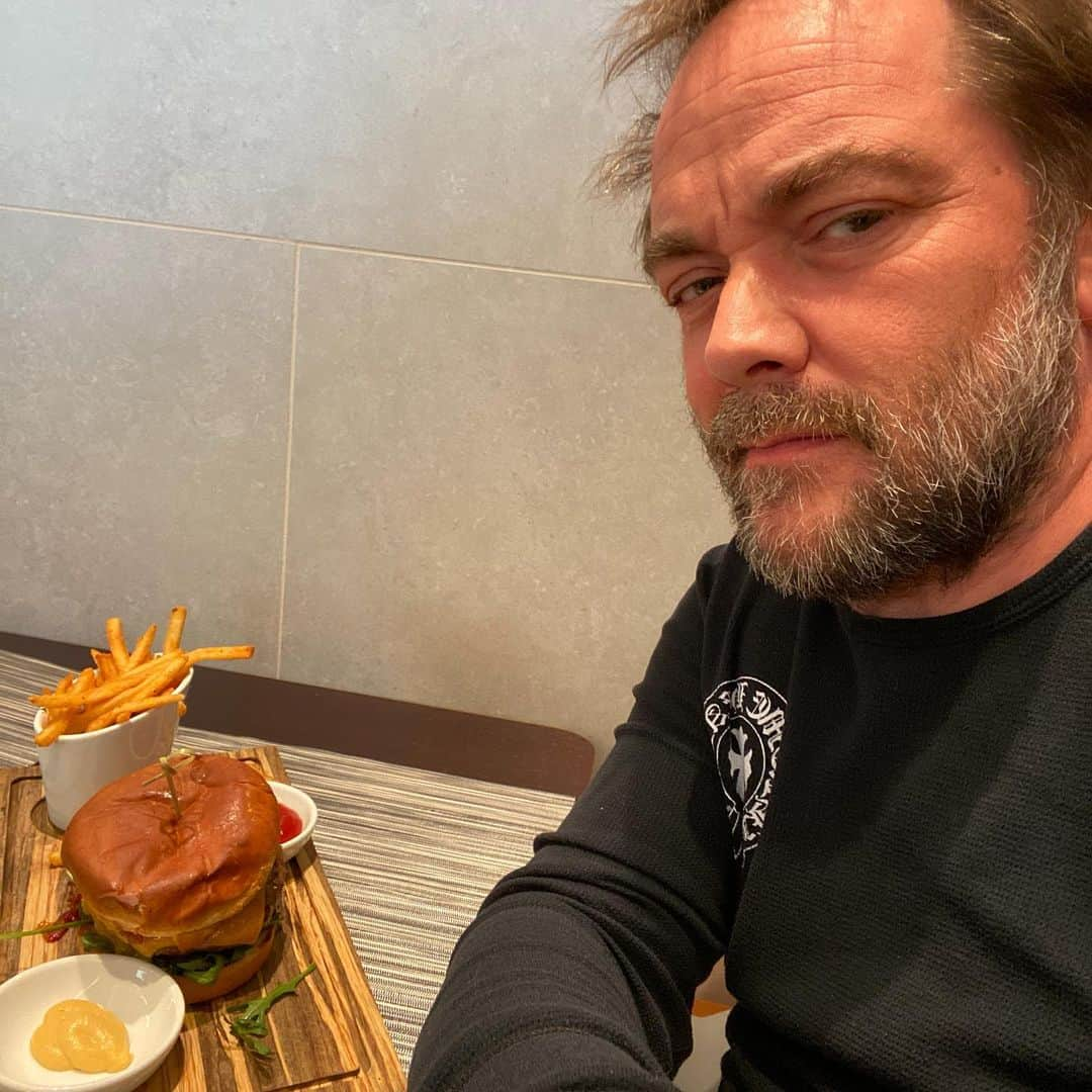 マーク・シェパードさんのインスタグラム写真 - (マーク・シェパードInstagram)「A quick burger @americanair #flagshipfirst Lounge, on my way to. Bologna to see @ducati build a bike! #project1708 #ducatista」2月1日 9時46分 - realmarksheppard