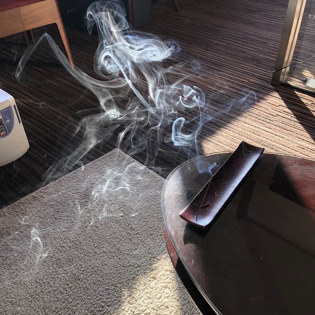 市川海老蔵 （11代目）さんのインスタグラム写真 - (市川海老蔵 （11代目）Instagram)「Good morning.  Been a while since I last played “Kanjincho” it does make me exhausted. Today and tomorrow are two stages so I’ll take care‼️ . While enjoying the incense as I’m waking up, I am also appreciating the beauty of the smoke’s spiral form.  It’s a joy that’s so inexpressible. * おはようございます。  久しぶりの勧進帳 疲労感ありますね。 今日明日と二回なので 色々気をつけます‼️ 目覚めに香を楽しみながら、 煙の螺旋の美しさも堪能しています。 なんとも言えない 楽しさがあります。  #市川海老蔵 #海老蔵 #成田屋 #歌舞伎 #ABKAI #ABMORI #ebizoichikawa #ebizo #kabuki #thunderparty #theater #theaterarts #actor #japan #classic」2月1日 9時48分 - ebizoichikawa.ebizoichikawa