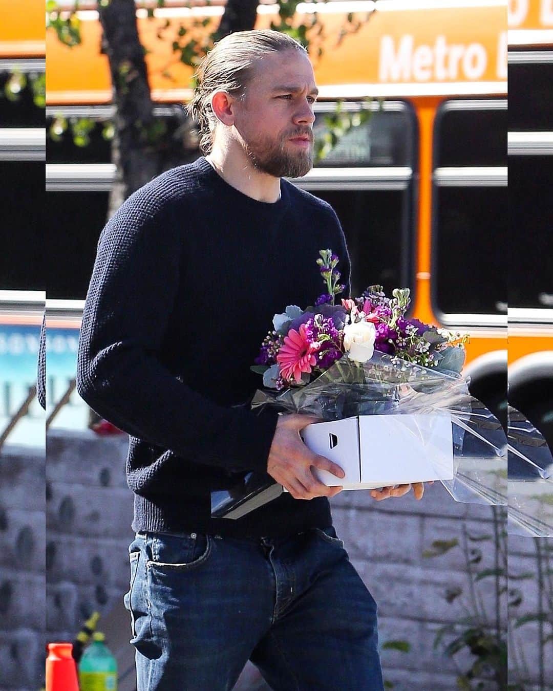 Just Jaredさんのインスタグラム写真 - (Just JaredInstagram)「Charlie Hunnam picks up a pretty box of flowers as a gift for a friend #CharlieHunnam Photos: Backgrid」2月1日 9時50分 - justjared