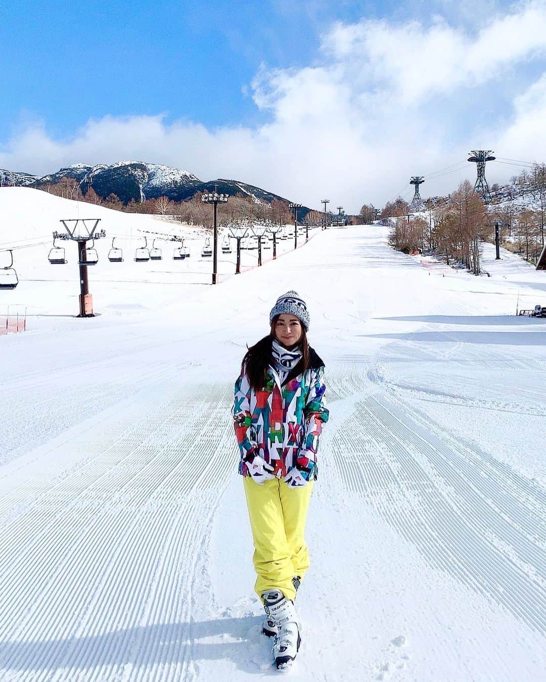 Akiさんのインスタグラム写真 - (AkiInstagram)「長野県蓼科にスキー旅行に行ってきました😊 . 雪不足が心配だったのですが、運良く前日の夜から 雪が降り出し、スキー当日はふっかふかの新雪〜☃️ . お天気にも恵まれ1年ぶりのスキーを満喫してきました💕 . #長野#蓼科#信州#旅行#旅好き#旅行大好き#ゲレンデ#ゲレンデ女子#ゲレンデマジック#スキー女子#スキー#ピラタス#スキー場#北八ヶ岳#パウダースノー#初滑り#雪景色#雪国#雪遊び#スノーボード#スノボ#スノーボード女子#観光#旅#旅スタグラム#タビジョ#美魔女#インフルエンサー #ski#japan」2月1日 9時55分 - aki_0624