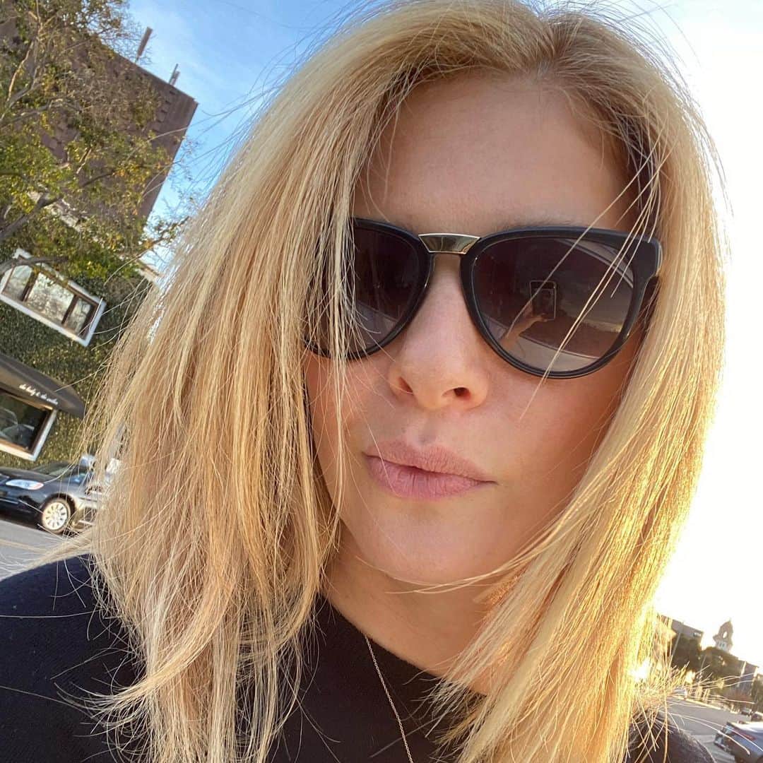 レイチェル・レフィブレのインスタグラム：「Is this face still a thing? I’ve been off Insta for a while...」