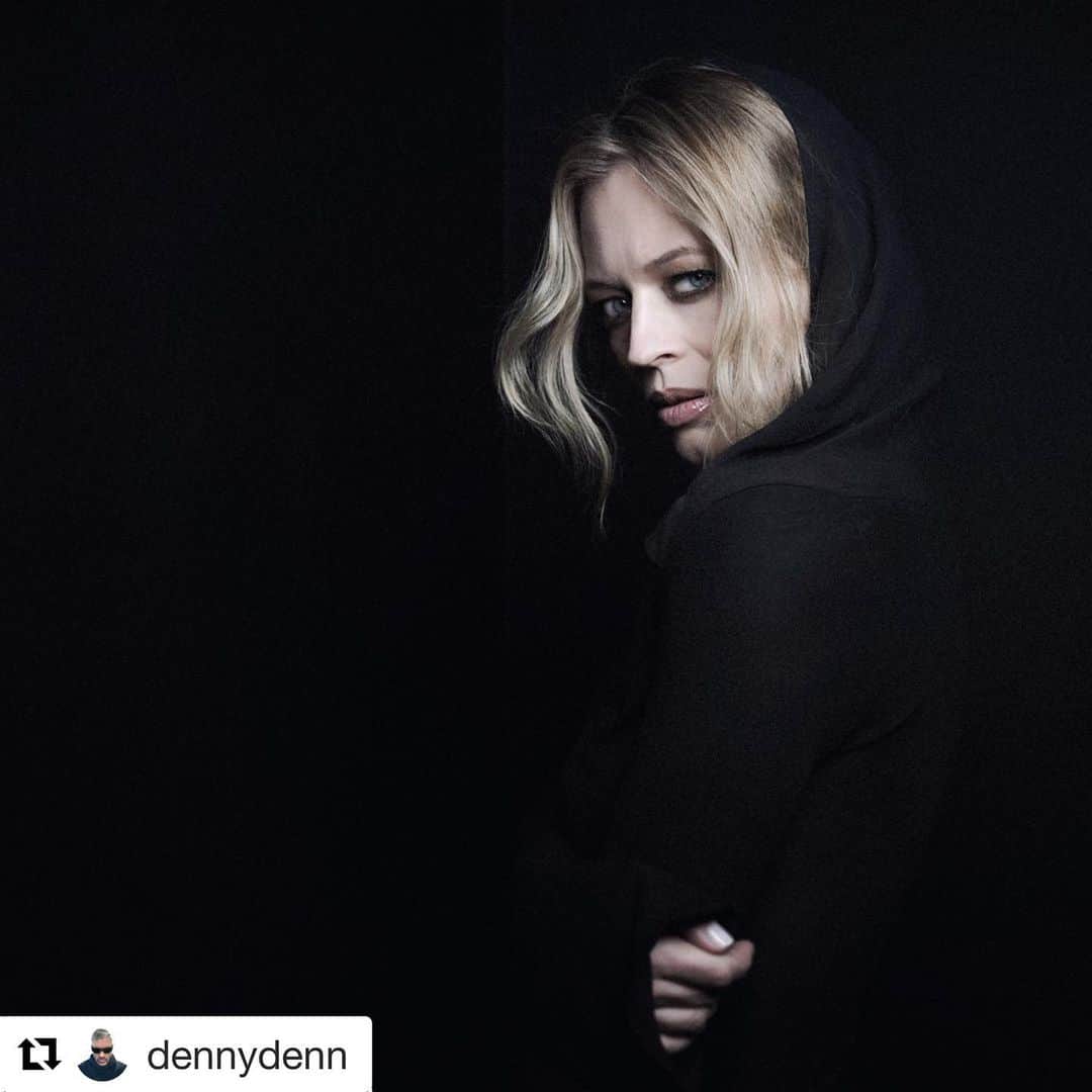 ジェリー・ライアンのインスタグラム：「Here’s a little peek from my photo shoot yesterday with the incredible @dennydenn 🖤 #Repost @dennydenn with @get_repost ・・・ Stunning actress @jerilryan ( @startrekcbs #picard |#startrekvoyager ) . . shot at our gallery with the new @leicacamerausa SL2. Hair by @dickycollins Makeup by @anthonymerante. Styling by @alabamablonde . . @leica_camera @madeinwetzlar #leicaphotographer #leica #leicaSL #leicaSL2  #jeriryan #scifi #womenofsciencefiction #hollywood」