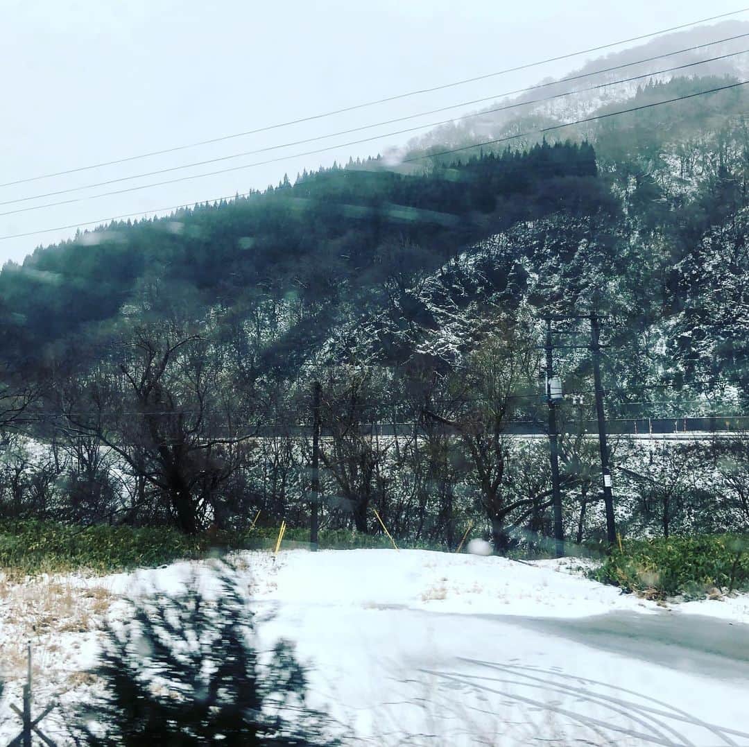 川原洋二さんのインスタグラム写真 - (川原洋二Instagram)「山形県に入りました。 もしかしたら人生初山形かもしれない、、、美しい。。。 #小国駅　#米坂線」2月1日 10時15分 - yohji_kawahara