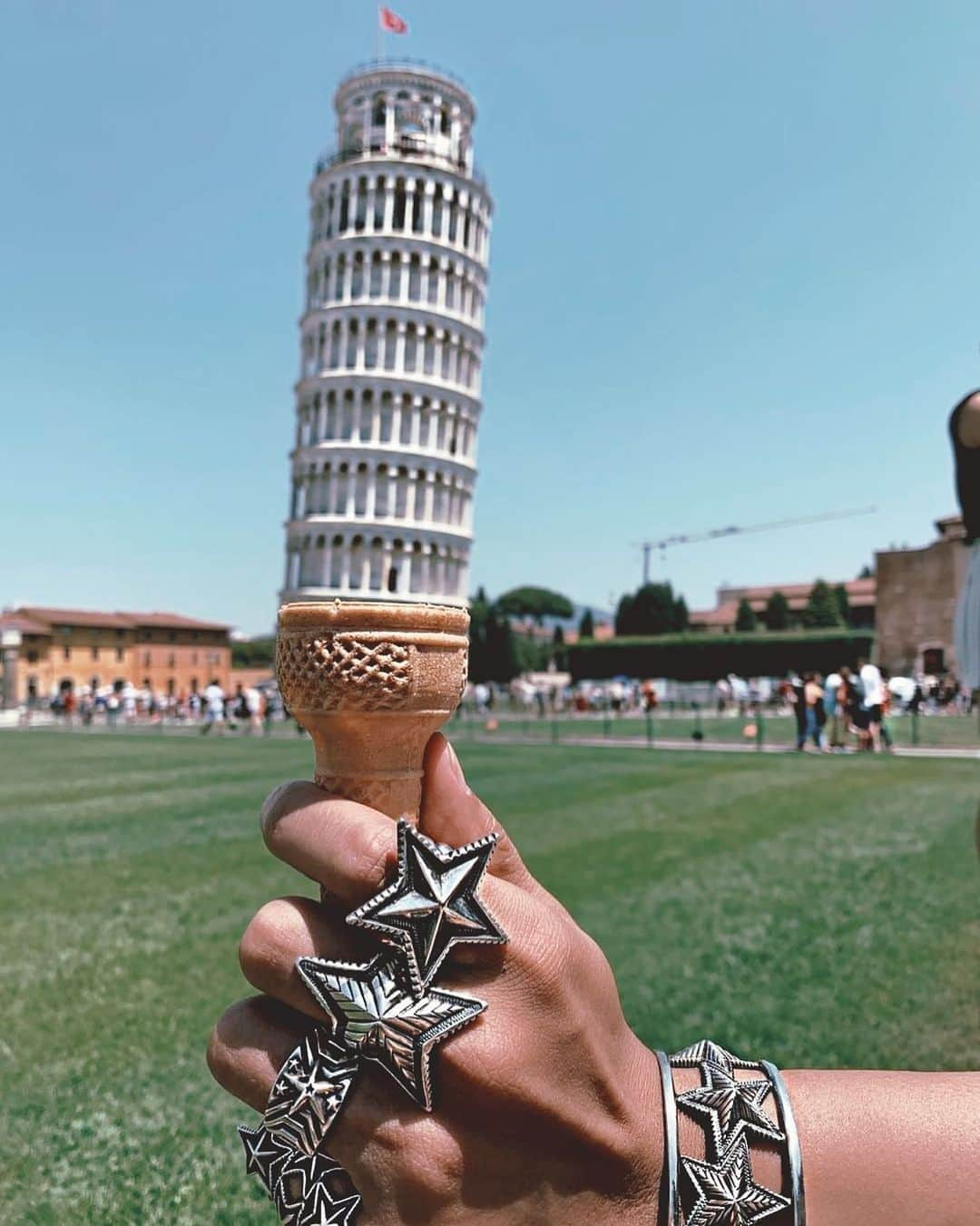 コディ サンダーソンさんのインスタグラム写真 - (コディ サンダーソンInstagram)「Bring us everywhere you go! 🗺 #codysanderson #leaningtowerofpisa @62wcy」2月1日 10時45分 - codysandersondesigns