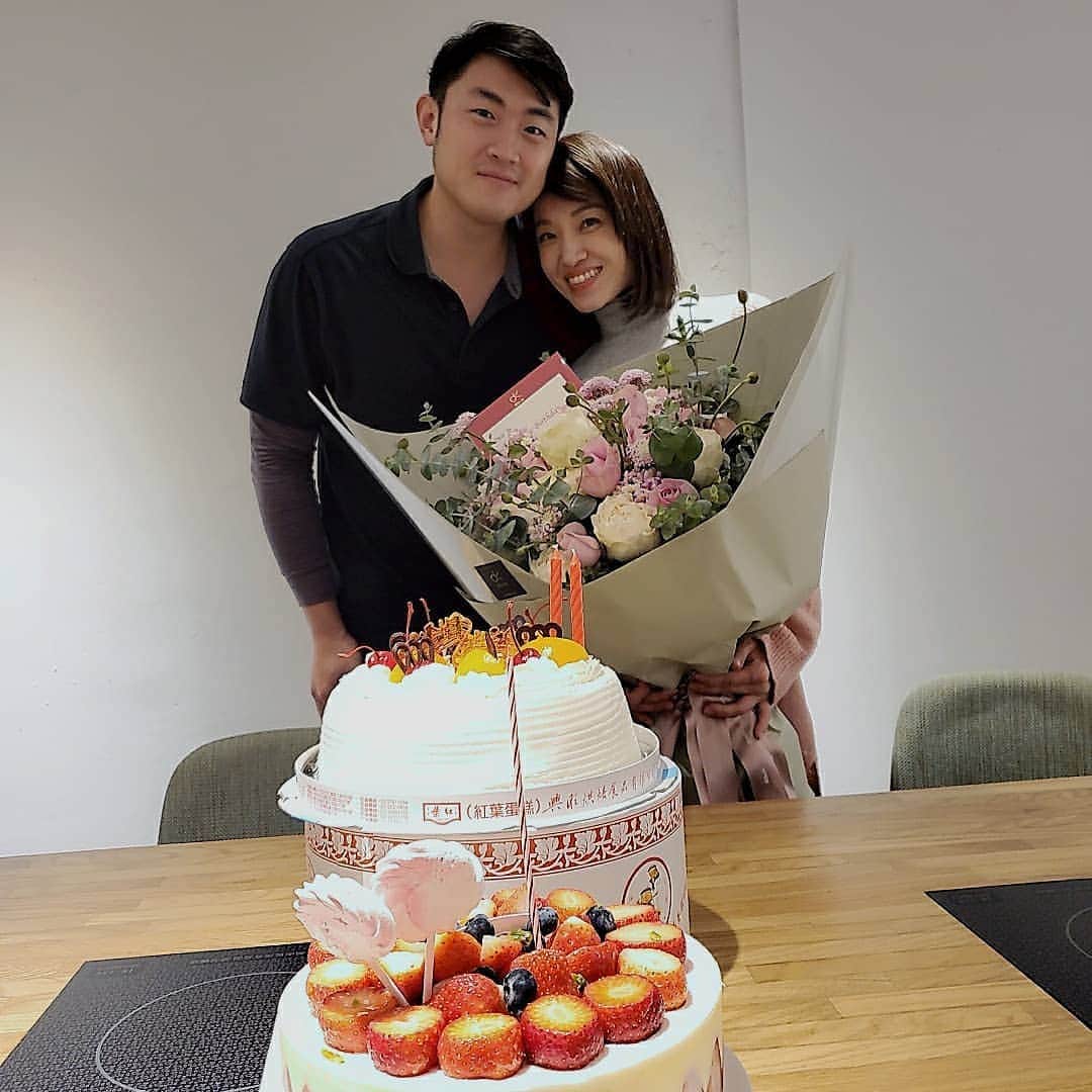 ジョリン・ツァイのインスタグラム：「happy birthday 🎂🎂🎂🎂to my one and only love  @jo_tsai_  是我生命當中的領導，如同父親也如同母親般強悍，充滿希望❤❤❤ 我出道多久，他們就認識多久^^ #當年的他們是在忠孝東路路邊搭訕認識的 #真愛一瞬間(⊙o⊙)韓劇都是真的😄🤪😌😌🤪 #20年 #水瓶座生日快樂 @jerry.lin.52687」
