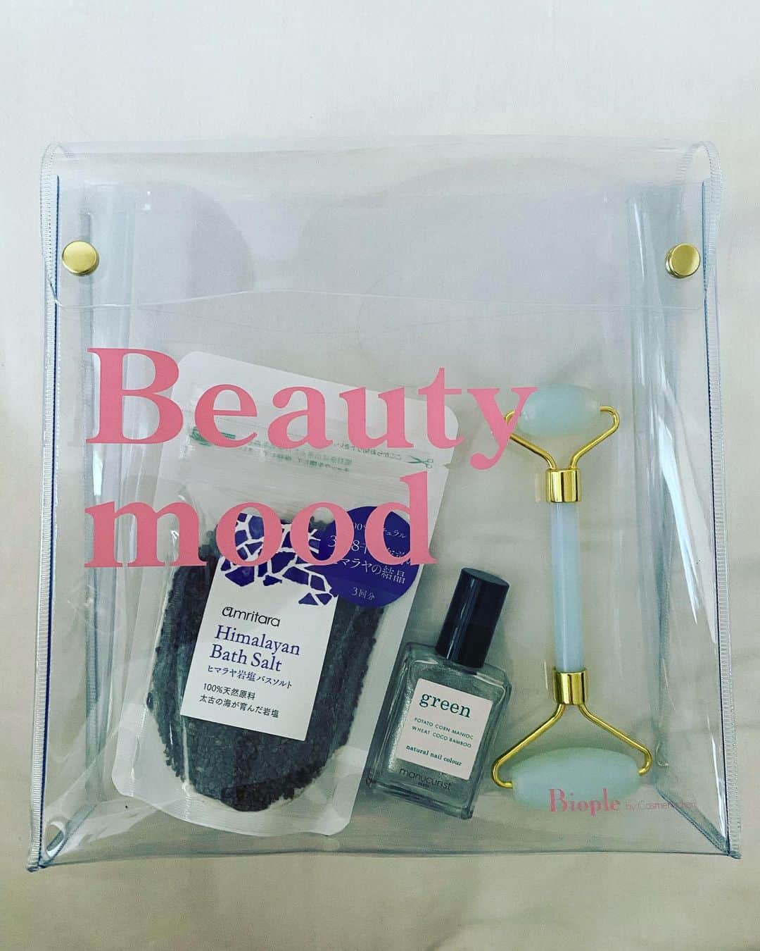 橋本麗香さんのインスタグラム写真 - (橋本麗香Instagram)「バレンタイン❤️ ギフトセット🎁 大切な自分へはもちろん 大切な誰かにも🥰 ． 私がプロデュースしている #フェイスローラー#abundyme が #期間限定　で#オパール　 を使用したフェイスローラーが セットになっています🔮 ． 私が大好きなアムリターラの バスソルトや(発汗凄いです❤️) 子供に塗っても安心なマニュキュリストのキラキラネイルも クリアポーチに入っての販売です✨🌟✨🌟 ． @biople で販売しておりますので 是非お手に取ってみて下さいませ😘」2月1日 10時41分 - reikamaria