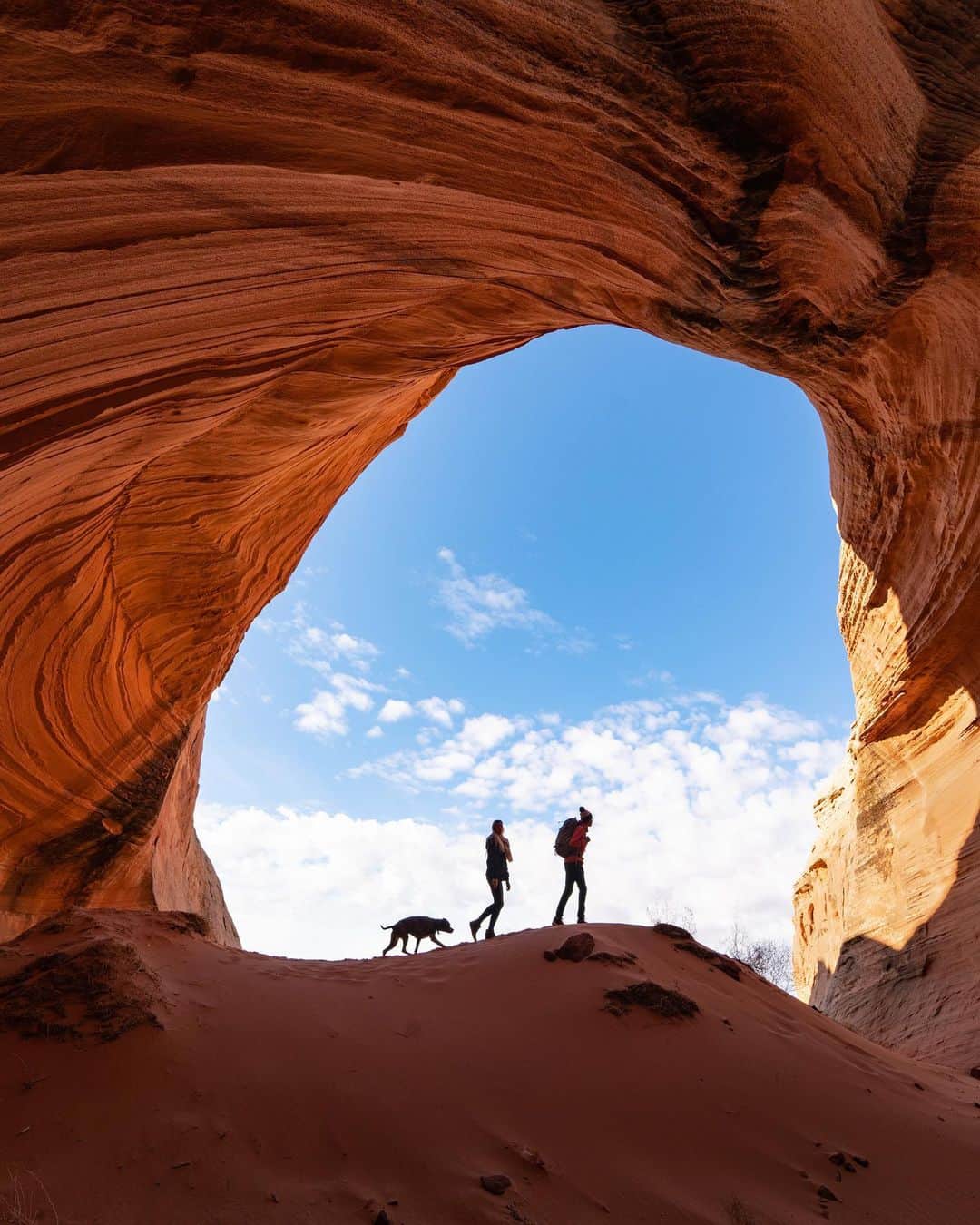 Travis Burkeのインスタグラム：「This incredible alcove is ironically just a one minute walk from a busy intersection in one of the most frequented tourist towns in all of the Southwestern US.  I’ll always continue to favor the path less traveled. Huge thanks to @brandon_dugi for showing us this hidden gem among the landscape you grew up exploring!」