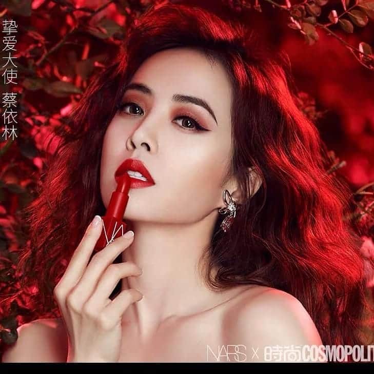 ジョリン・ツァイのインスタグラム：「JUNGLE RED #962 #nars #魔方唇膏」