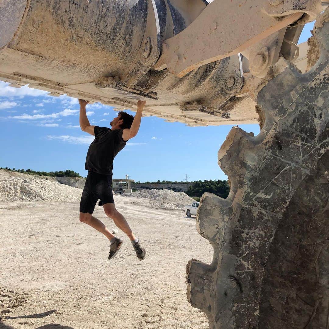 ヤン・ホイヤーのインスタグラム：「#Anzeige This month my #NEUWÄRTS journey brought me back to the basics. I spent a lot of hours in the gym and  I can finally feel my body getting used to hard winter work outs again 💪 @dkb.de」