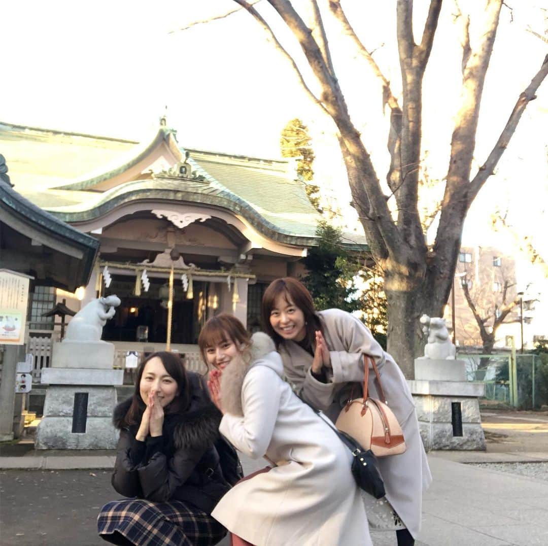 のインスタグラム：「【#御朱印巡り #神社 】 ・ ・ ・ 子年の今年、子年の私が狛犬ならぬ狛ネズミがいる戸部杉山神社へ⛩ ・ ・ 台座が回転式になっているので狛ネズミをゆっくり一回転させて願掛けをします😊 ・ ・ 御朱印は子年限定のものが🌟 ・ ・ 今年を逃すと12年後ですよ🐭 ・ ・ 横浜駅から２分で着く戸部駅から徒歩８分で着きました🚄 ・ ・ ・ みんなで楽しい2020年になりそうな気がします😊 ・ ・ 一緒に行ったのはあやかちゃん @kishida_ayaka1122 とゆみこちゃん😍 ・ ・ ・ 東京とは違った空気の中たくさん笑ってお話する時間は私には必要だと改めて感じました😊 ・ ・ ・ #神社 #神社巡り #御朱印 #御朱印帳 #御朱印巡り #限定御朱印 #戸部杉山神社 #アナウンサー仲間 #お願い事 ・ #私と私の大切な人たちみんなが笑顔の一年になりますように ・ #プライベート #女子アナの休日 #笑」