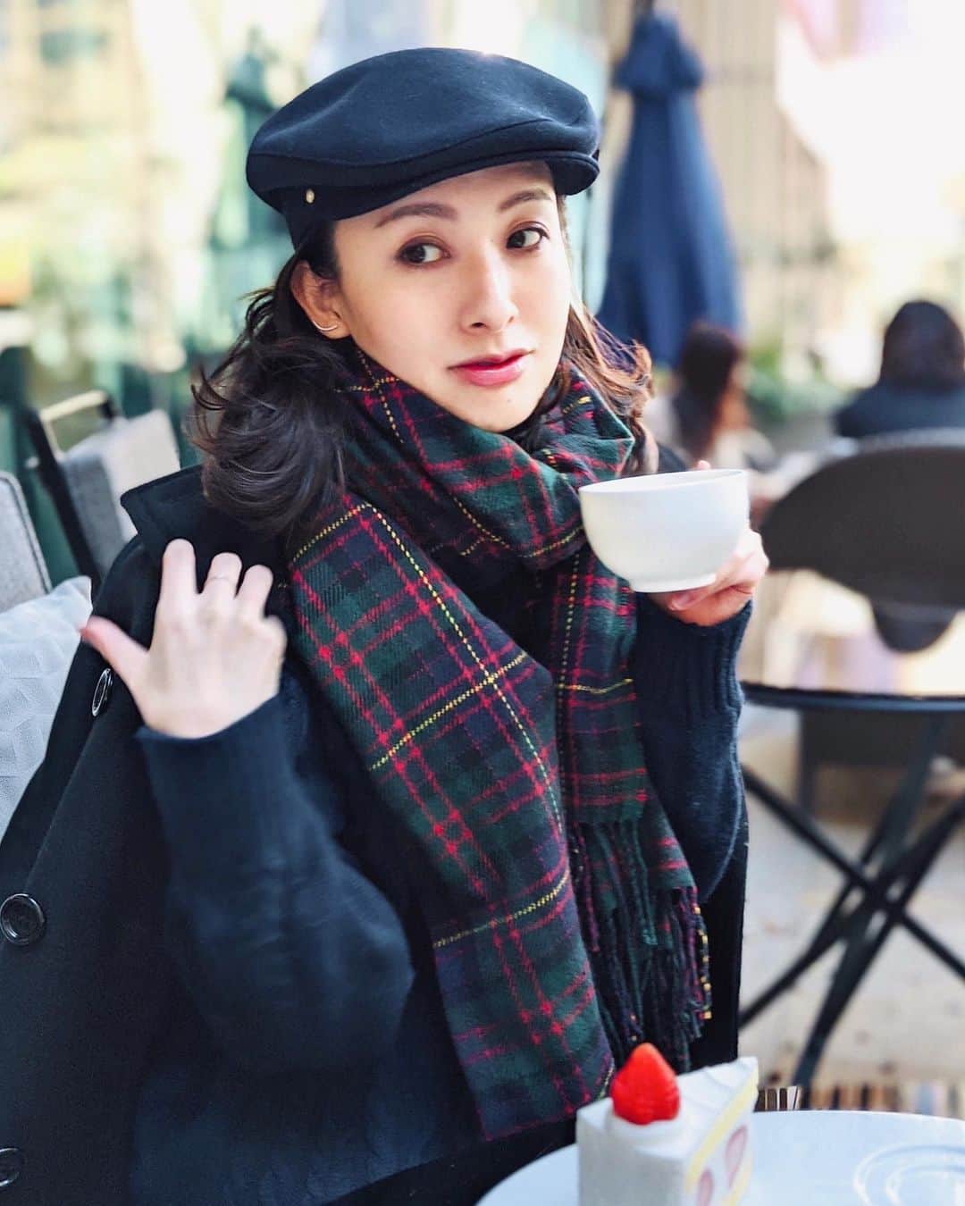 前田紀至子のインスタグラム：「暖かくしてテラスでお茶飲むのが愉しい季節。  昨年出したルジュールのアラン編みニットは我ながら名作、多分ずっと大切に着ると思うなぁ。メイクはナチュラルカラーの囲みアイメイクを研究中です。 #uniqlojwanderson #ルジュールきしこ#きしこリッツ#pixel4」