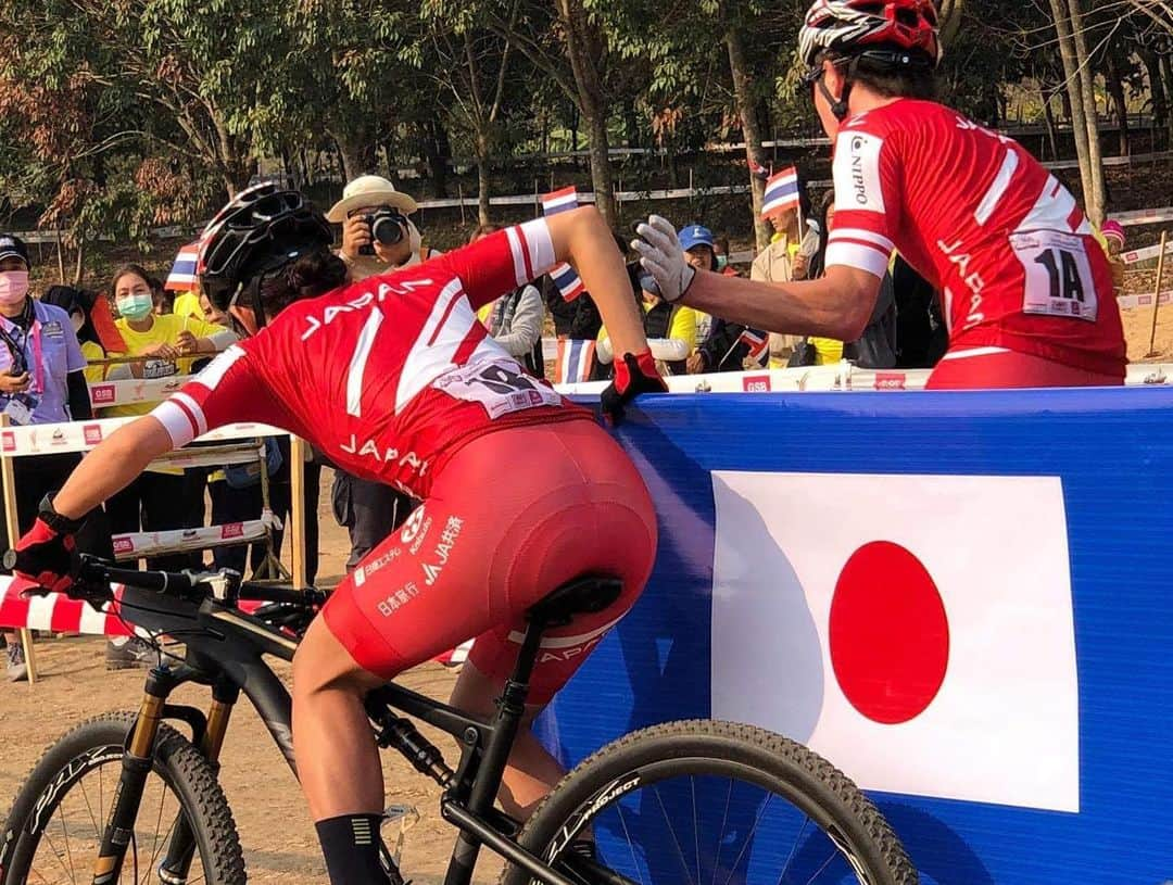 山本幸平さんのインスタグラム写真 - (山本幸平Instagram)「Team 🇯🇵 take a win 🥇Team Relay 2020 #asianchampionship #mtb #2020 #dreamseekermtbracingteam @cannondalejapan @daiken_corporation @teamdaito @bikeranch @maxxisbike @oakleyjapan @tokachimainichi #アルムシステム #日本写真判定株式会社 @hokuo_knot #北王コンサルタント#開西病院 #スポーツ医科歯科研究会 @wavenyan @shimano_cycling_japan #ergomotionch  #マグオン #enemoti @mizutanibicycle @stansnotubes @esigrips @cycliq #fightwithlefty #弱虫ペダル #さくら不動産 #carmate #スポーツアロマコンディショニング @tcs_international @solestarjapan @team_nippon」2月1日 16時17分 - kohey55