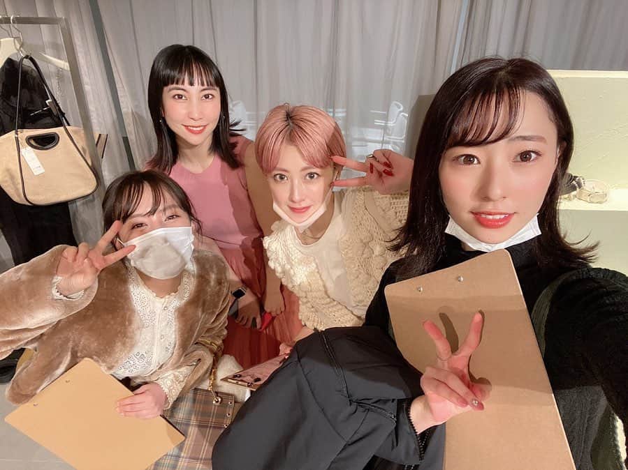 近野莉菜さんのインスタグラム写真 - (近野莉菜Instagram)「2020/SS2ndの展示会が終わりました🥑夏のコレクションも可愛いよ〜お楽しみに🥰  そして沢山友達が来てくれて嬉しい限り🥺💞 1.2枚目は5期のみんなと、3枚目はれいにゃん、山田菜々ちゃん、れいにゃんのいとこでもある、夏焼雅ちゃんと🍒 珍しい組み合わせ☺︎」2月1日 10時53分 - chikano.rina