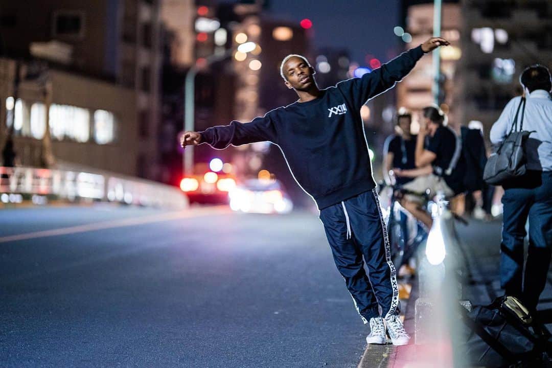 Lil Buckのインスタグラム：「That ain’t photoshop.... I just glow.」