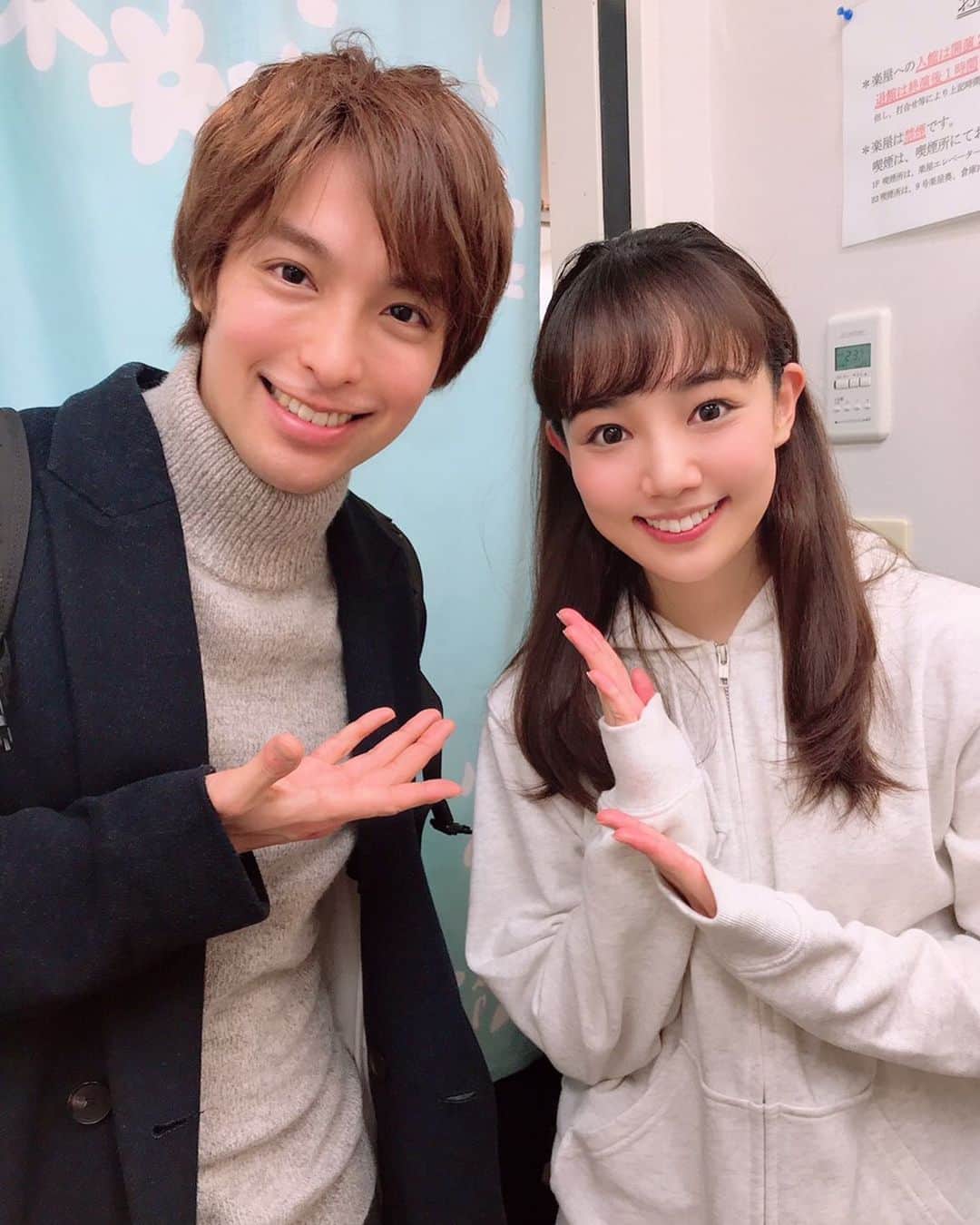 咲妃みゆのインスタグラム：「２月に突入しましたね☀️﻿ 皆さまいかがお過ごしでしょうか？﻿ ﻿ 嬉しいお客様がお越しくださいました☺️﻿ ﻿ #海宝直人 さん✨﻿ 海宝さんの高度なパフォーマンスには毎度圧倒されるばかり‼️その中でも、ご本人の優しさや温かさが自然と溢れ出るお芝居が、私は特に素敵だと思います😌🍀沢山の気付きや目標を与えてくださる、尊敬する俳優さんです✨✨✨﻿ ﻿ ﻿ 本日も劇場でお待ちしております☺️﻿ どなた様も素敵な一日を…🍀﻿ ﻿ #シャボン玉とんだ宇宙までとんだ﻿」