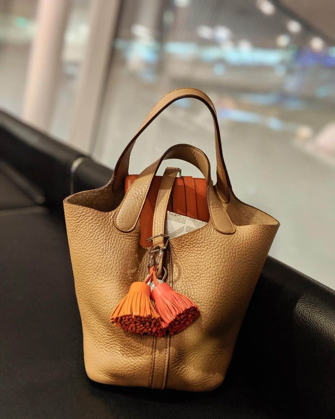 安岡あゆみさんのインスタグラム写真 - (安岡あゆみInstagram)「. HERMES Carmen🍊 カラーが可愛い🧡 . . #hermes #carmen #picotin #kellywallet #ayumi_y_ootd #エルメス #カルメン #ピコタン #ケリーウォレット #エルメス財布」2月1日 11時24分 - ayumi_yasuoka