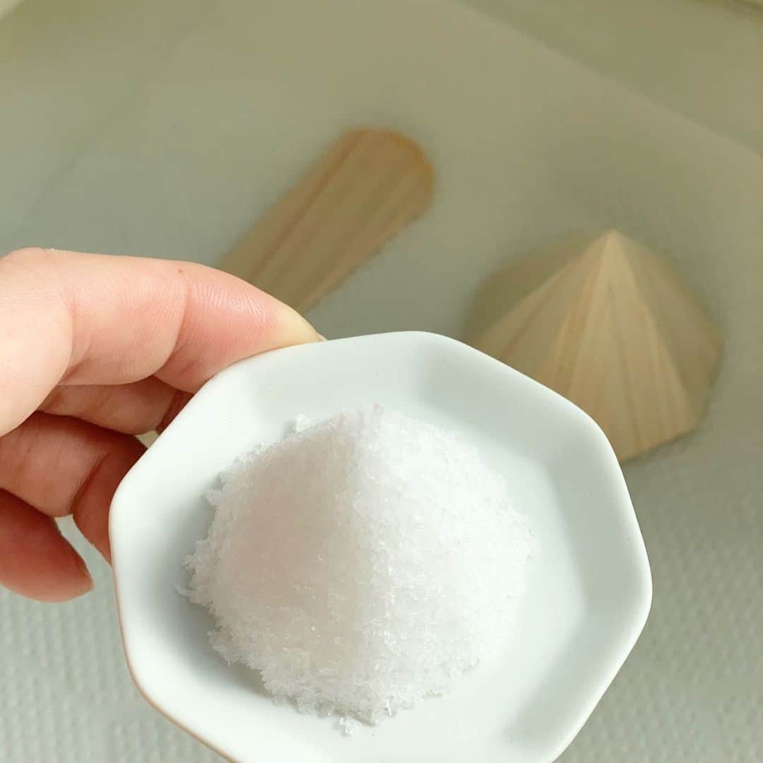 森貴美子さんのインスタグラム写真 - (森貴美子Instagram)「1日と15日は神棚に榊と盛り塩をお供えする日。 @kamidananosato の盛り塩セットは、不器用な私でもうっとりするぐらい綺麗な盛り塩が作ることができます✨🙏🌿 ・ ・ ・ #神棚の里 #盛り塩 #盛り塩セット」2月1日 11時24分 - morikimi_morikimi