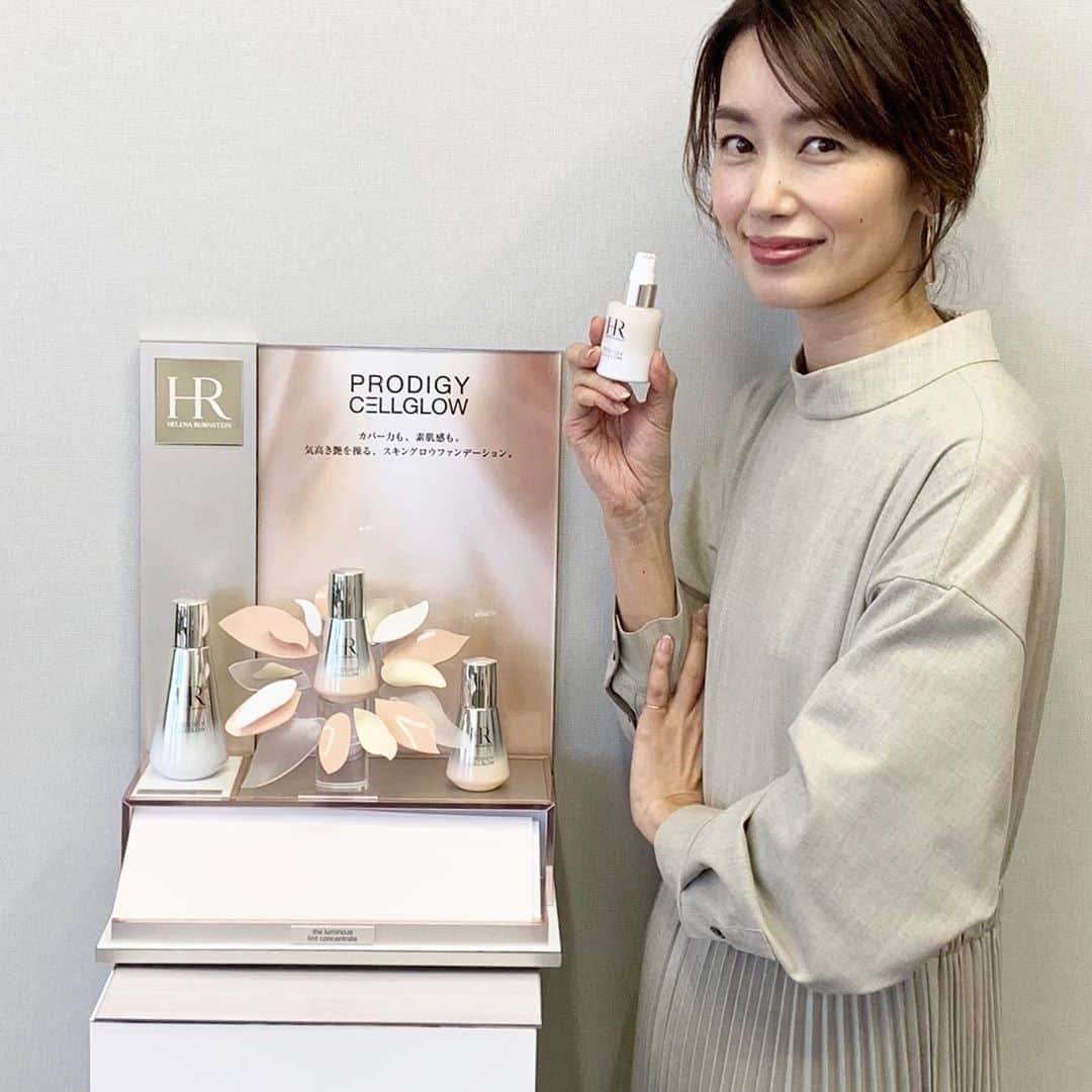 武藤京子さんのインスタグラム写真 - (武藤京子Instagram)「* * @helena_rubinstein_jp  ビューティーセミナーに ゆかさん @maeyuka と 参加してきました * 老化因子を抑制し、 若さを促す因子を活性化させるという スプレムエーデルワイスを配合した 「プロディジー CEL グロウ」シリーズの 新製品 * 3・4枚目 SPF50／PA ++++なのに 伸びが良くて 着け心地がとっても軽く、 肌がトーンアップする下地 「プロディジー CEL グロウ ローズ UV ベース」 (4月3日発売) * 5枚目 軽くて スルっと良く伸びるのに カバー力があり つけた後のツヤ感が良くて パウダー不要⁉️ 仕上がりも とっても自然でした 標準色02使用 「プロディジー CEL グロウ エッセンス ファンデーション」(2月7日発売) * 6・7枚目 ヘレナルビンスタインの メイクアイテムをお借りして仕上げメイク チーク／WANTED BLUSH 05 リップ／WANTED ROUGE 006 アイシャドウ／ILLUMINATION EYES 3 (写真下のブラウンのもの) * UVベースと ファンデーション 是非セット使いで！！！ * #動画不慣れでごめんなさい #HELENARUBINSTEIN #ヘレナルビンスタイン #プロディジーCELグロウ #プロディジーCELグロウローズUVベース #プロディジーCELグロウエッセンスファンデーション #アメブロ更新しました」2月1日 11時26分 - kyokomuto0628