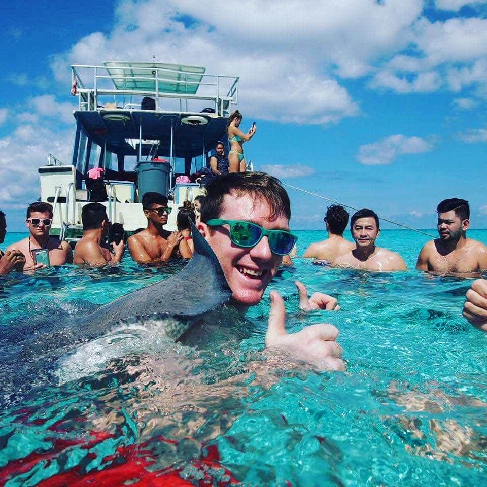 ウェスリー・キリングのインスタグラム：「Hung out with the Ray's today! #stingray #stingraycity #grandcayman #crewtour」